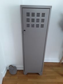 vestiaire une porte métallique 