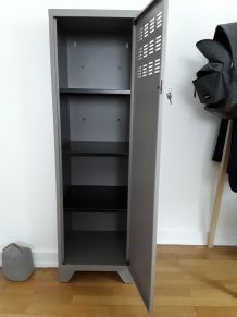 vestiaire une porte métallique 