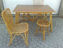 Ensemble table ,2 chaises et 2 tabourets  rotin