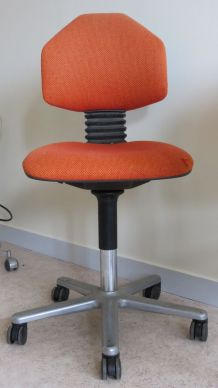 Chaise de bureau orange à roulettes années 80