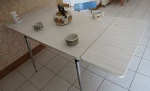Table de cuisine en formica grise