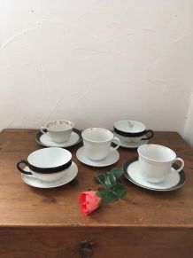 Cinq tasses et sous tasses à café en noir et blanc .