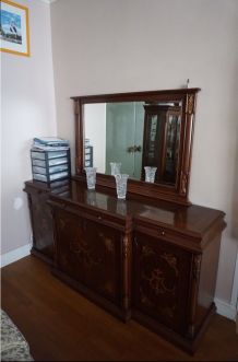 Grand buffet en bois de noyer avec grand miroir