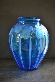 Vase en verre bleu décor fleur dépoli Art Déco