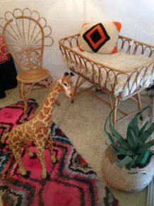 Lit bébé en rotin vintage