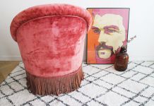 Fauteuil crapaud en velours bordeaux années 60