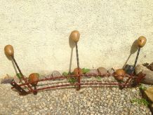 patère ancienne en fer forgé et bois ,vintage