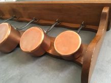 Grande étagère et sa batterie de casseroles en cuivre