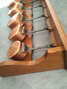Grande étagère et sa batterie de casseroles en cuivre