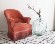 Fauteuil crapaud en velours rose poudré années 60