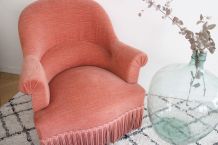 Fauteuil crapaud en velours rose poudré années 60