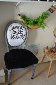 Fauteuil medaillon l'amour court les rues