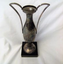 Amphore d'orfèvrerie argent sur socle pierre noire