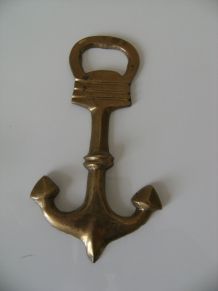 Décapsuleur métal doré en forme d'ancre de marine