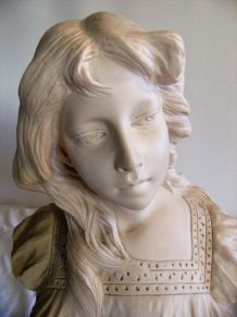 Buste sculpté en marbre blanc signé FG M575