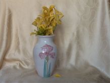 Vase céramique décor iris roses peints mains.