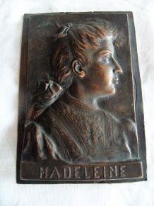 Ancienne plaque bronze support bénitier "madeleine