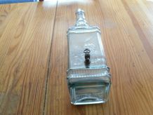 grosse bouteille en verre et robinet en laiton