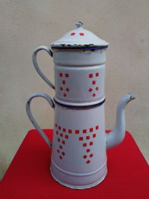 Grande cafetière émaillée blanche à damiers rouge (Années 20