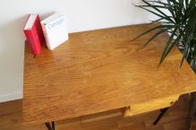 Bureau vintage moderniste années 60 pieds en metal noir