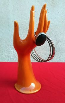 Main en céramique estampillée JMR