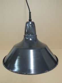 Suspension industrielle en tôle émaillée années 50-60