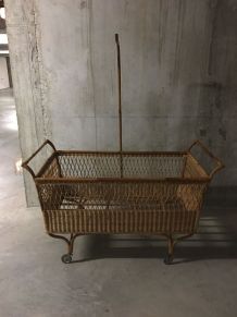 Lit d’enfant en rotin années 60