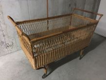 Lit d’enfant en rotin années 60