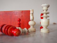 Pions d'échecs et boîte en bois