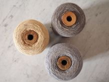 Bobines de laine avec socle en hêtre