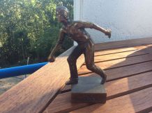 Jolie statuette d'un joueur de pétanque en laiton  made in F