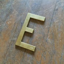 Lettre E en laiton 