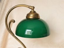 Lampe art déco métal laitonnée et abat-jour opaline vert.