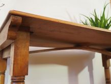 Table ancienne en bois massif naturel aux pieds tournés
