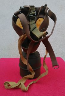 Masque à gaz et son étui en tôle (39-45)
