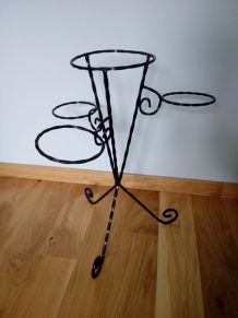 Porte plantes tripode en fer forgé torsadé noir
