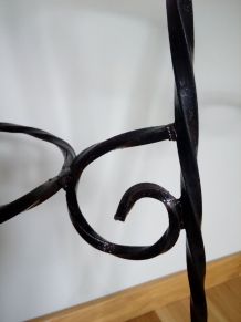 Porte plantes tripode en fer forgé torsadé noir