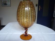 Vase vintage sur piedouche en verre couleur ambre