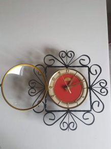 pendule  en fer forgé avec cadran rouge et doré 