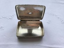 Boite en métal argenté 