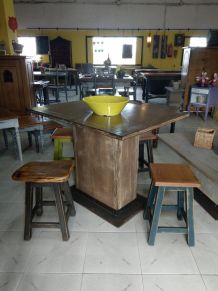 Table en bois de style vintage avec pied central. 100X 72