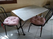 table bistro marbre avec 2 chaises canelés