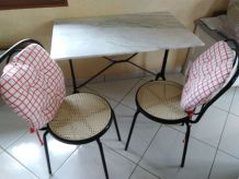 table bistro marbre avec 2 chaises canelés