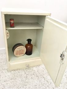 Armoire à pharmacie vintage en bois