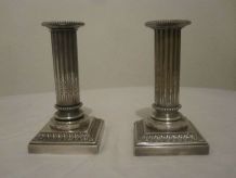 Paire de bougeoirs en métal argenté Cailar Bailard