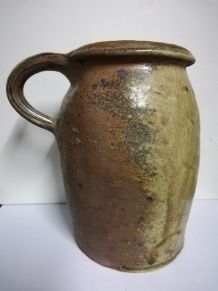 Pot ancien avec anse en terre cuite
