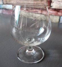 9 verres à Cognac en verre  gravé/son cristallin
