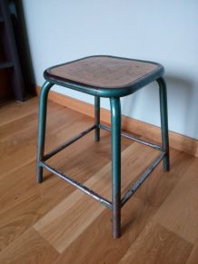 Tabouret d'école en métal et bois style industriel