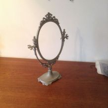 Miroir coiffeuse ou cadre ovale sur pied