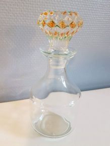 flacon vintage en verre avec bouchon ciselé coloré